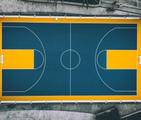 百米飞人巅峰对决 新星闪耀刷新赛季最佳成绩