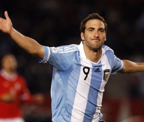 樱桃军团百场三将扛旗，主场激战曼城首发阵容揭晓